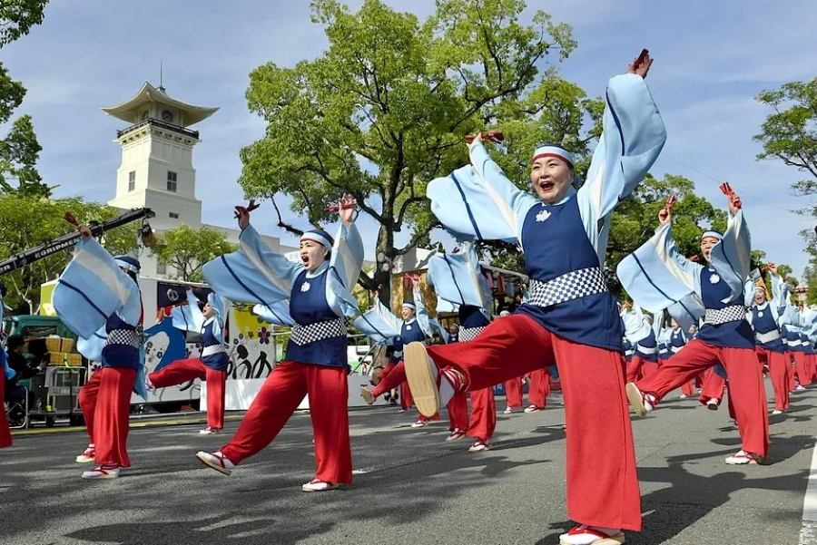 ２０１９年に開かれた第６６回よさこい祭り。３年ぶりに街に鳴子の音が戻ってくる（高知市の追手筋本部競演場）