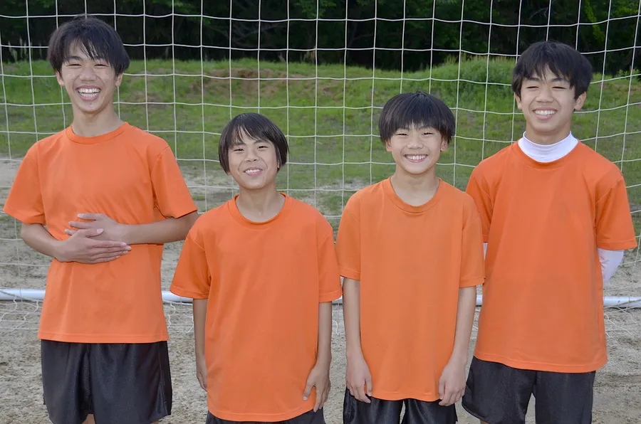 １歳違いの双子２組でサッカー部に所属する浜口兄弟。（左から）碧月さん、新さん、嵐さん、碧己さん。笑顔はみんなそっくりだ　＝黒潮町の大方中学校