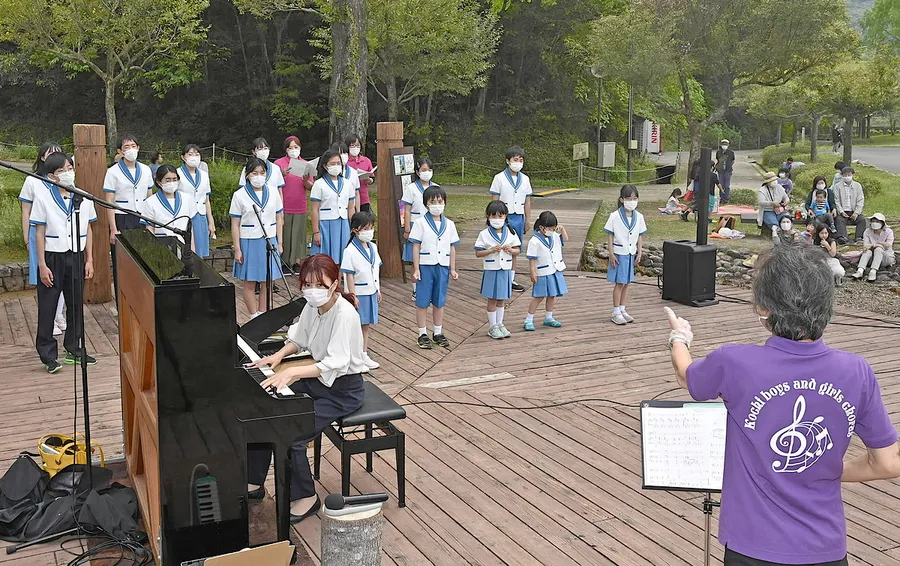 ピアノ演奏に合わせて高知少年少女合唱団がウクライナ国歌を歌い上げたコンサート（四万十町香月が丘）