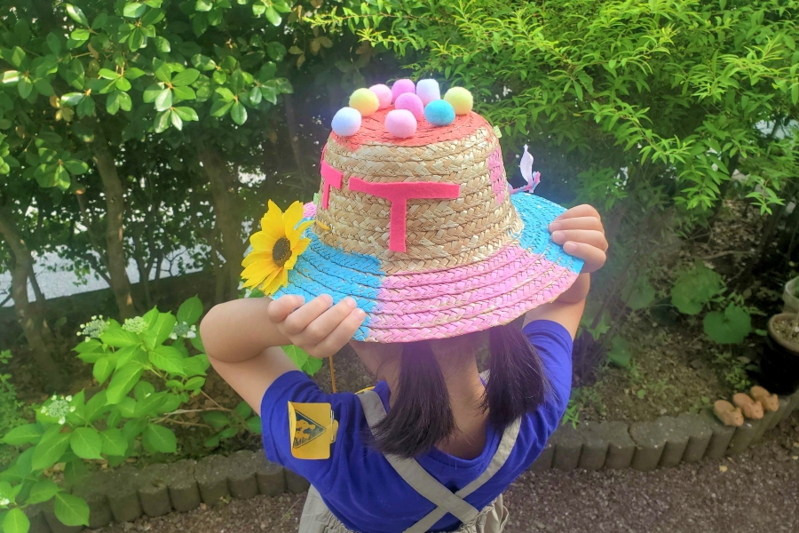 長女が小学校で飾り付けした麦わら帽子。楽しく過ごしてはいるようです