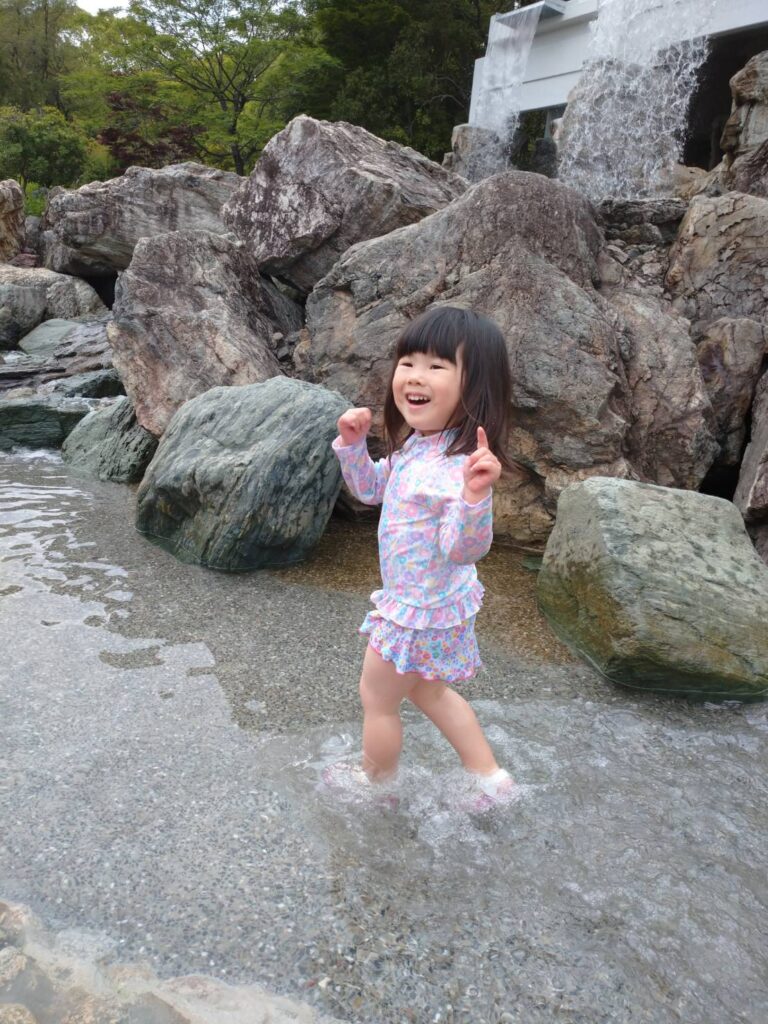わんぱーくこうちの滝で遊んだ時の写真です。外での水遊びが初めてだったので、終始ニコニコ笑顔で楽しんでいました