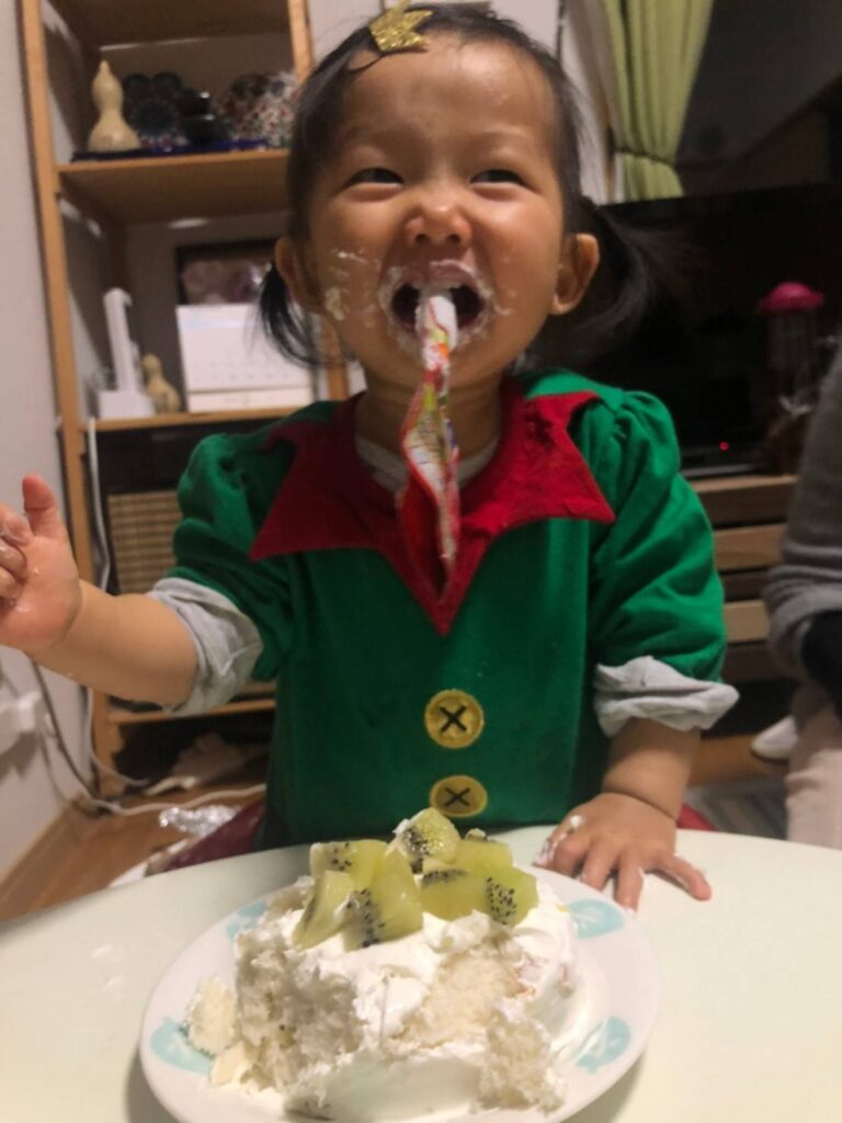 【初めてのケーキ！】1歳のお誕生日に初めて食べたケーキにこの表情！