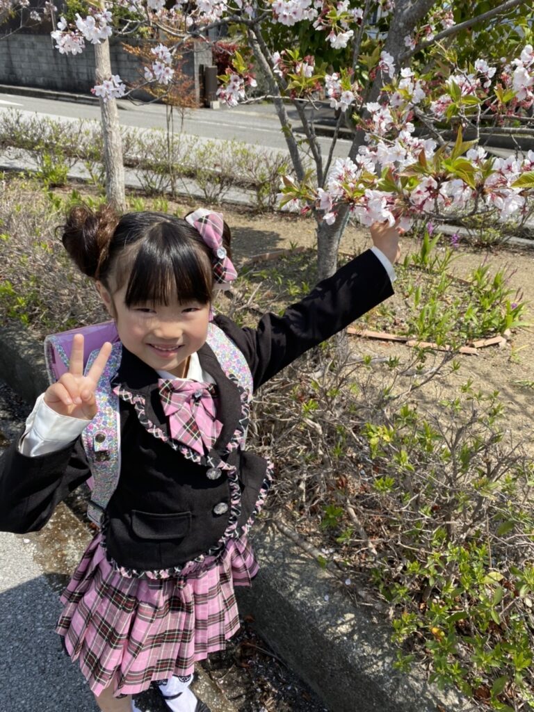 【はじめての入学式に桜とかわいいランドセル】今年の入学式は桜が残っていて、いい記念になりましたよね。おめでとうございます！（ココハレ編集部）