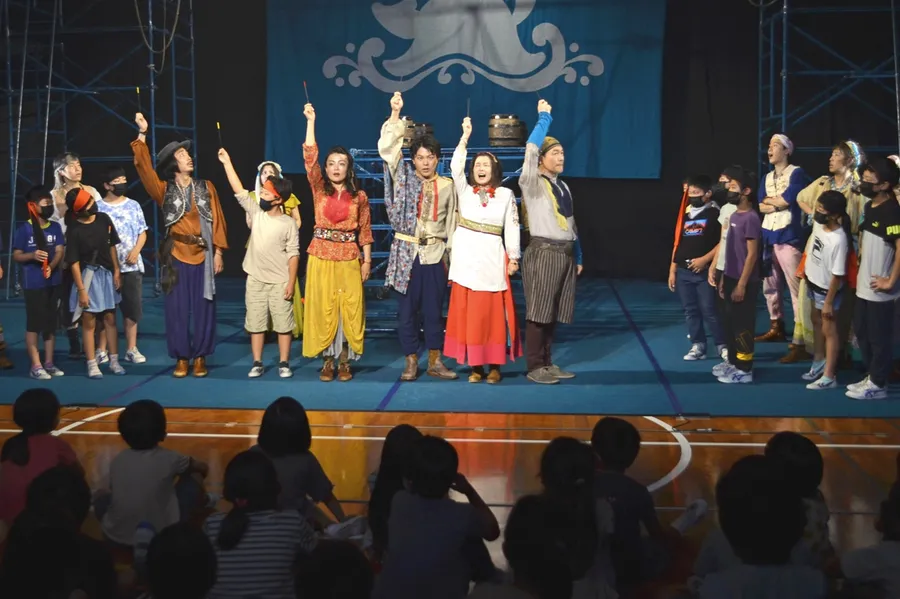 児童も舞台に登場した「東京演劇アンサンブル」の公演（四万十町の東又小学校）
