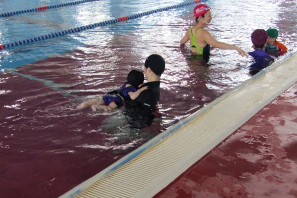 高知市の総合体育館で「親子ふれあいスイミング」｜親子で水泳を楽しもう！年少、年中児が対象です