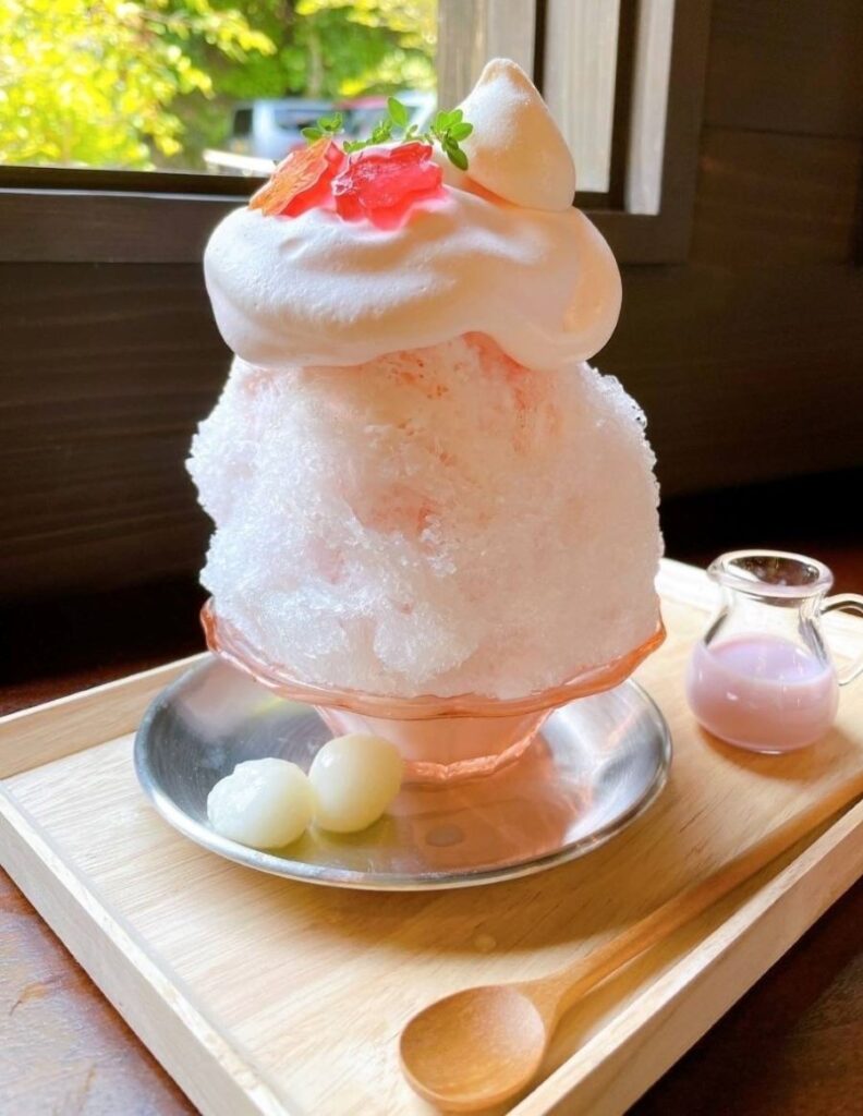佐川町をイメージした桜づくしのかき氷。桜豆乳の練乳や桜餅などをトッピング