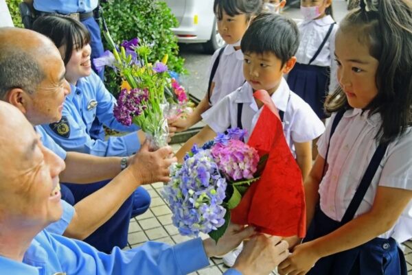 「お仕事ご苦労さま」。しみず幼稚園の園児が働く人に花束を贈りました｜週刊高知の子どもニュース（2022年6月4日～10日）