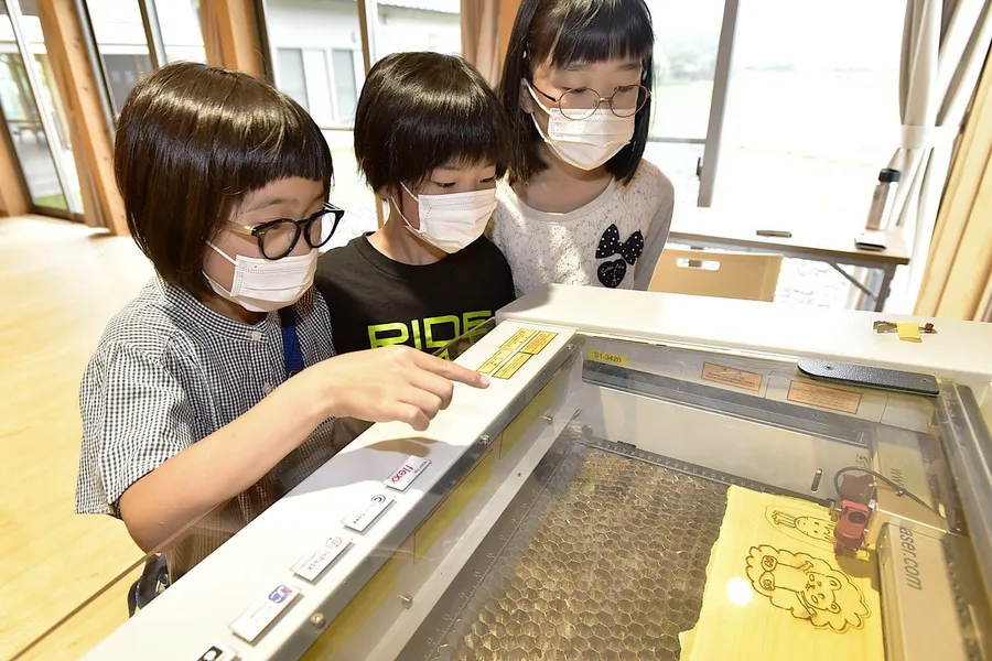 デジタル工作機械の動きを興味深そうに見る子どもたち（佐川町加茂の集落活動センター「加茂の里」