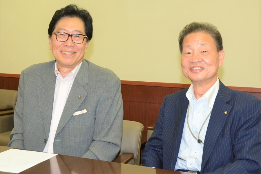 高知県歯科医師会の野村和男会長（右）と野村圭介専務理事