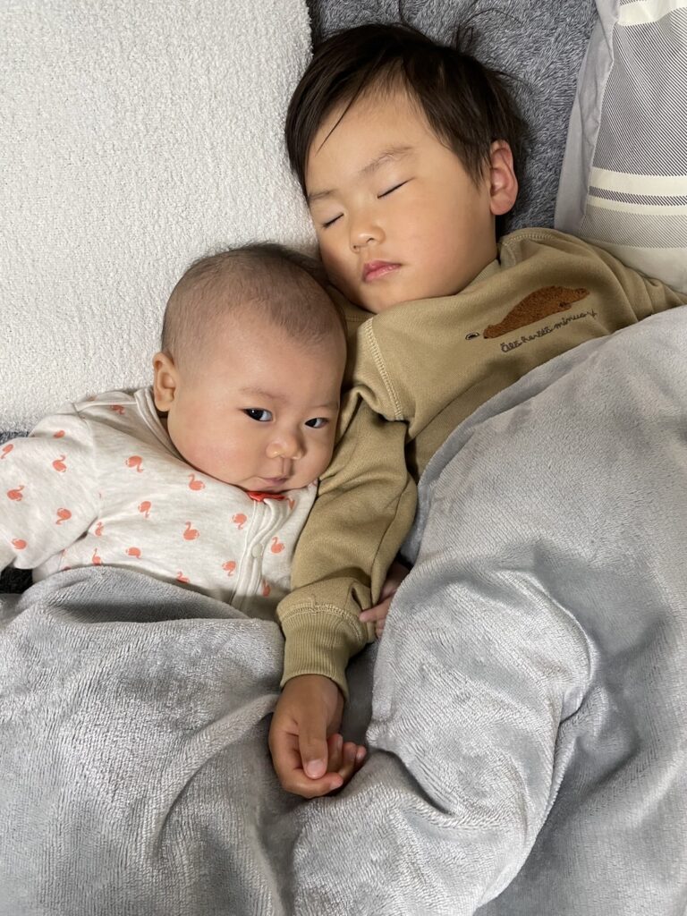 きょうだいで添い寝しているとき、妹がお兄ちゃんを独り占めできてニヤリとしている表情にキュンです