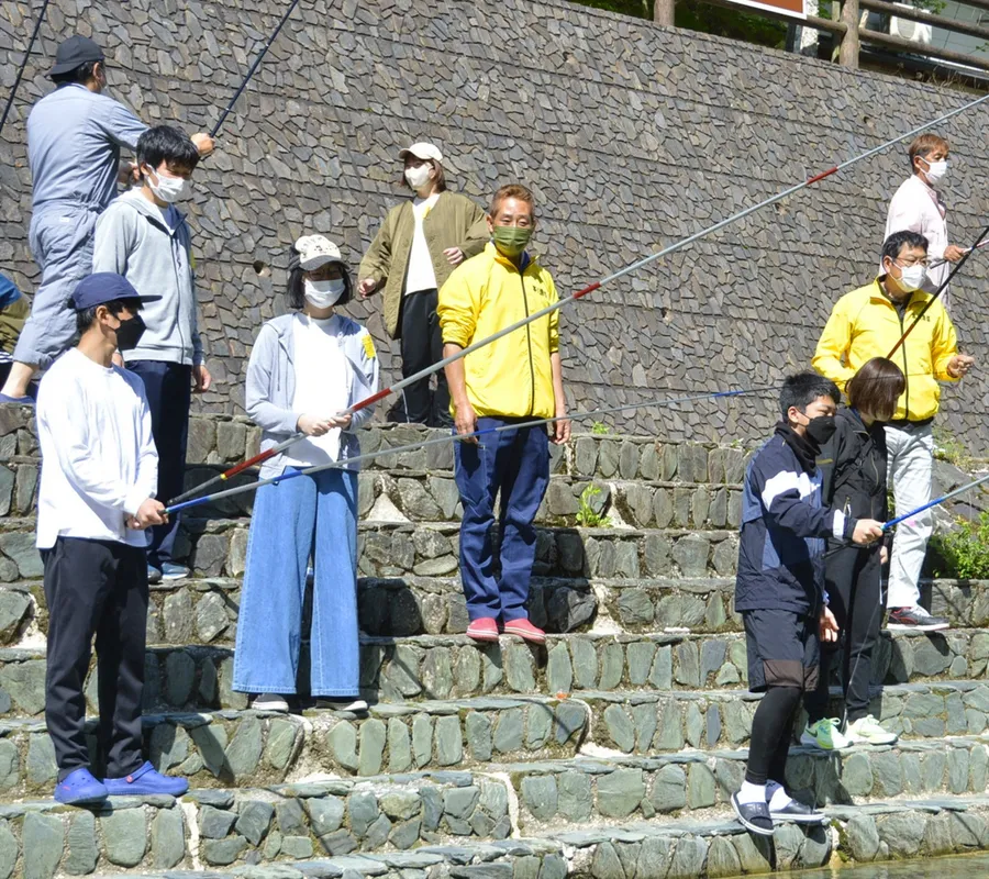 地域で催された行事、アメゴ釣りでは、住民が生徒に手ほどきする（同町桑瀬）