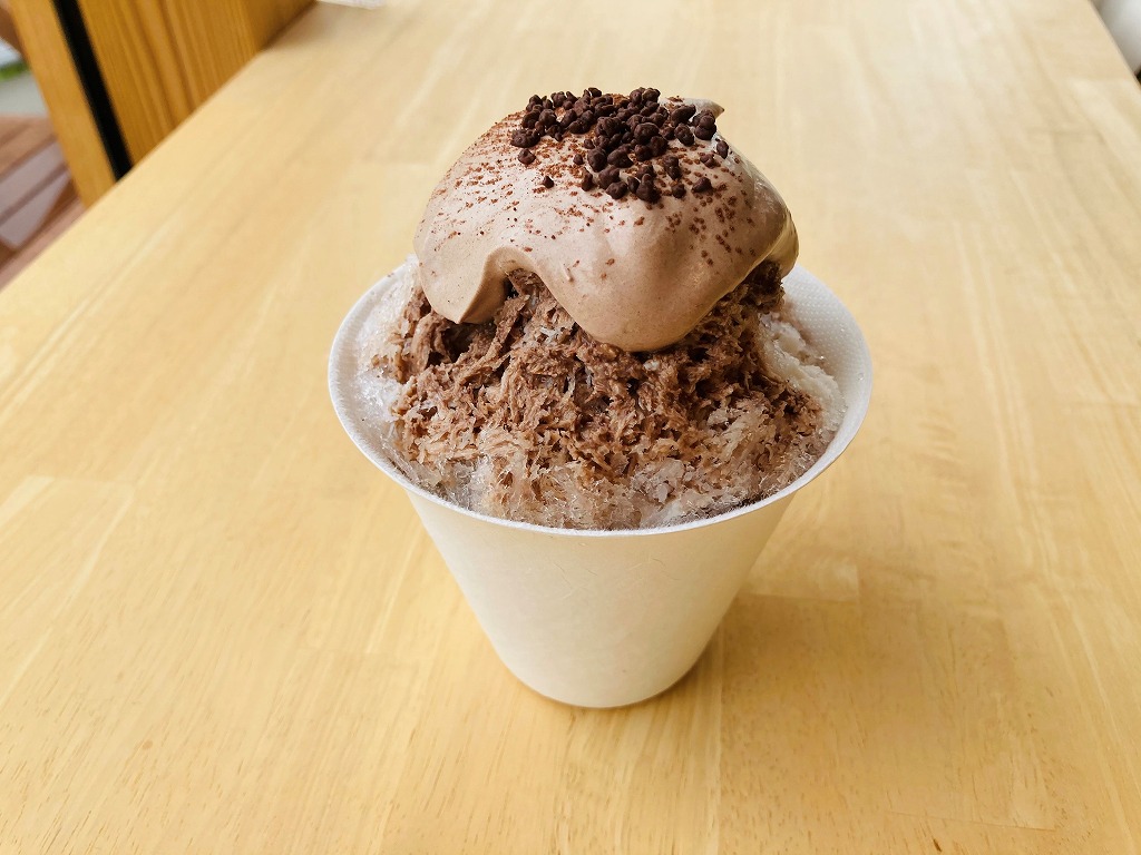 2 種類のチョコレートを使用したソースと地乳のミルクシロップを使用したスイーツのようなかき氷