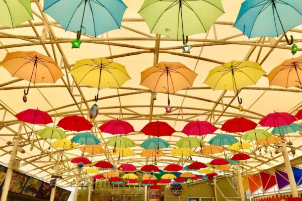 香南市のアクトランドで「アンブレラアート」｜梅雨空が晴れやかに！約100本の傘が飾られています