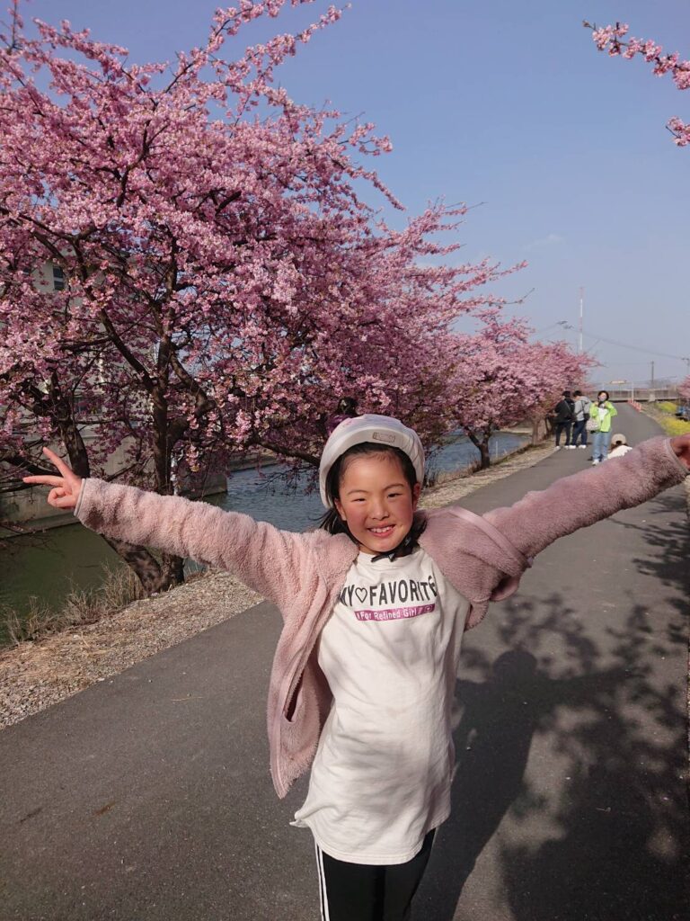 とっても風が強い日、一生懸命自転車をこいで桜を見に行きました。疲れを吹き飛ばすぐらいのきれいな桜の下、満面の笑顔でした