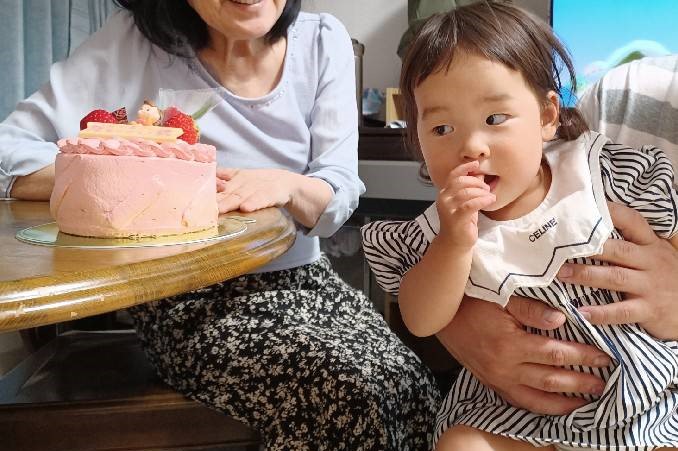 母の日に義母へプレゼントしたケーキが食べたくて必死で、何枚写真を撮っても、娘の目線がケーキから離れることはありませんでした（笑）