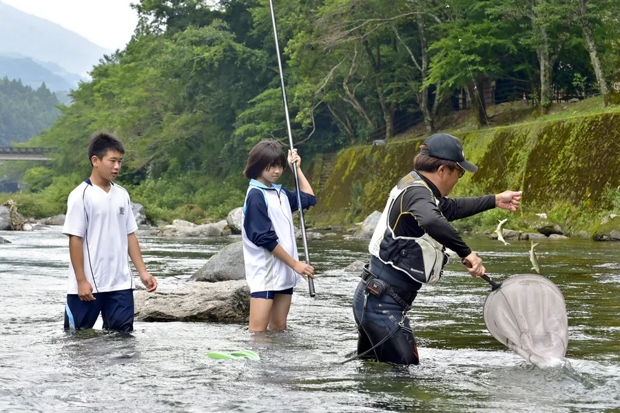 アユの友釣りを体験する池川中学校の生徒ら（仁淀川町土居甲）
