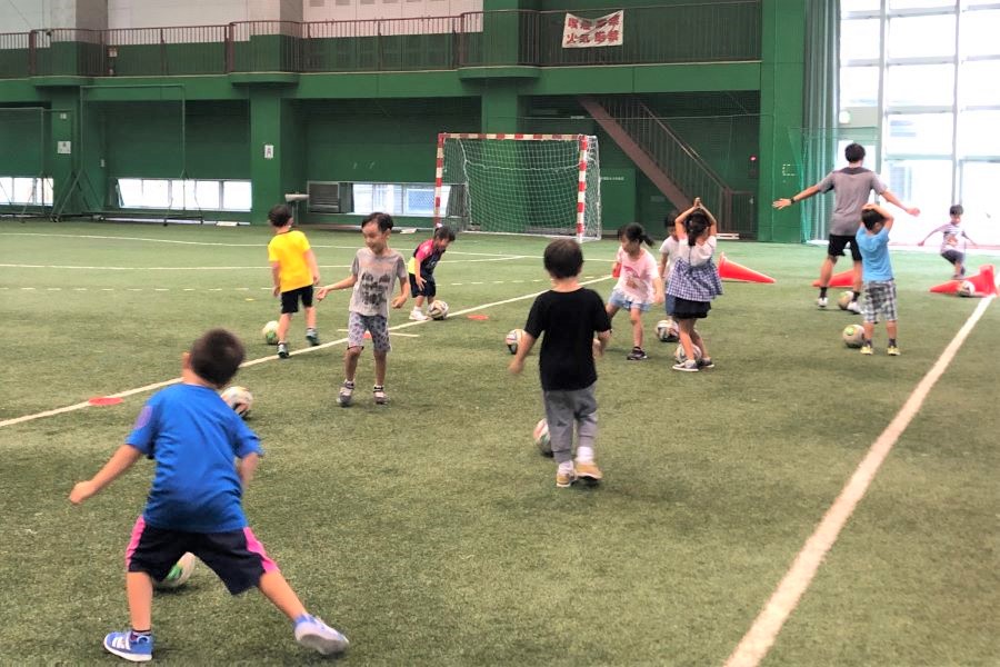高知市総合運動場で「キッズフットボールDAY」｜簡単なボール遊びを楽しもう！