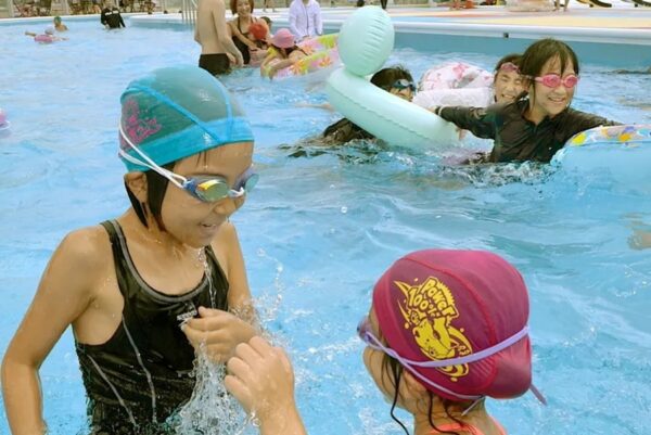 高知市東部総合運動場で「幼児水なれ教室」｜水に親しみ、水に慣れよう！