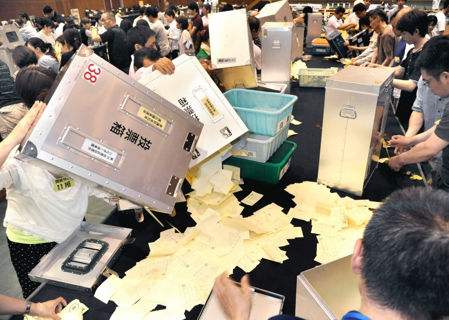  2013 年の参院選の開票場面。黄色い紙が投票用紙です