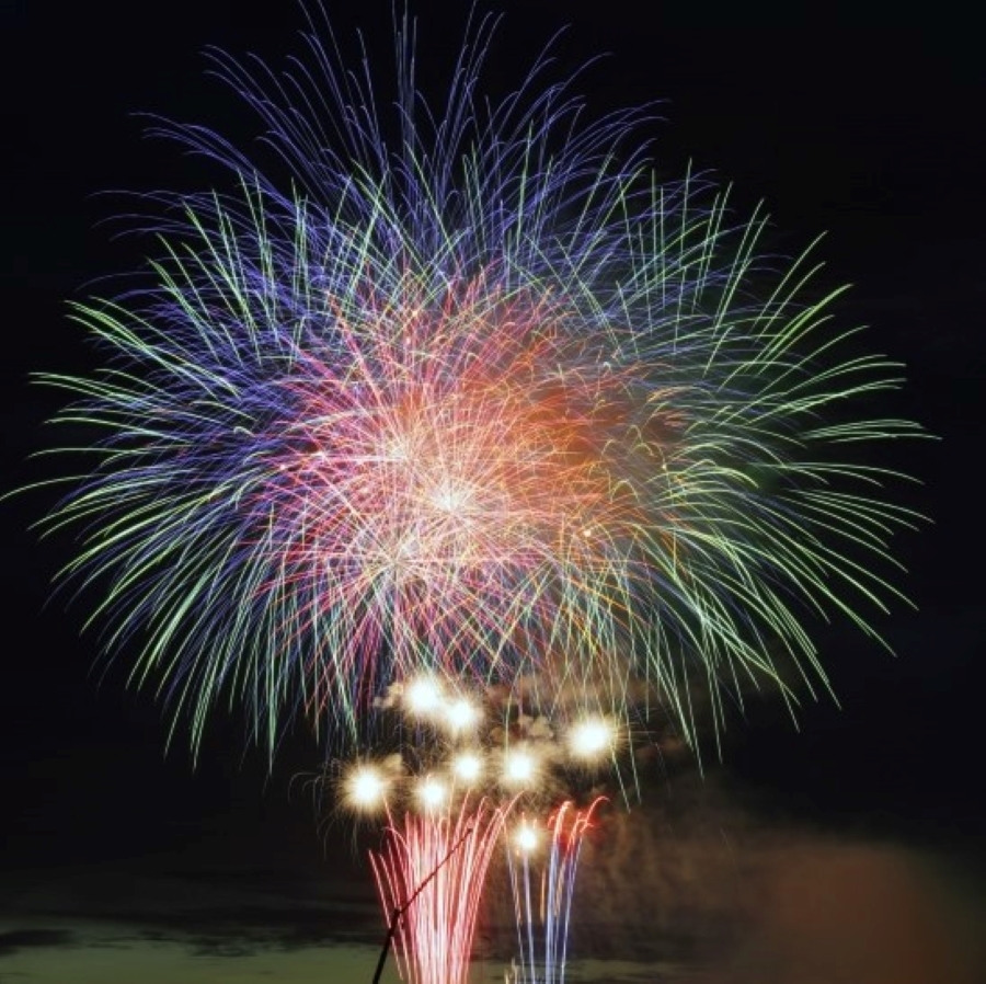 【2023年】高知県内の花火大会まとめ｜9月、10月も花火大会あります！高知県内の主な花火大会の日時、場所、打ち上げ花火数、駐車場の情報をご紹介