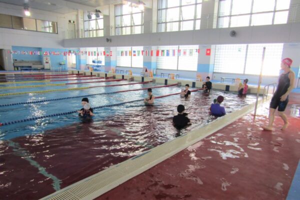 高知市総合体育館で「親子ふれあいスイミング」｜水面ジャンプをやってみよう！