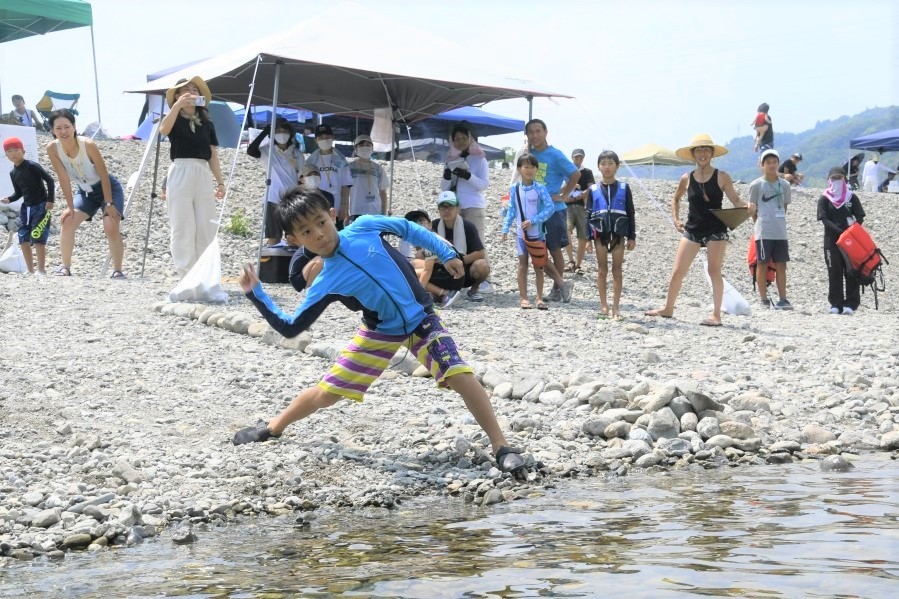 いの町で「第19回仁淀川国際水切り大会」｜水切りの回数、飛距離、フォームの美しさで勝負！