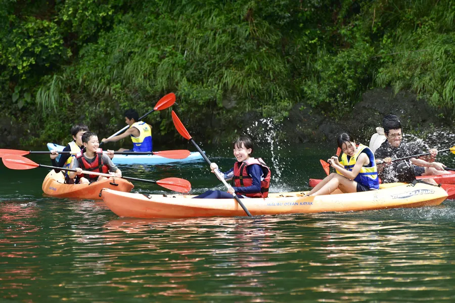 仁淀川でカヌーを楽しむ越知町と滝上町の児童たち（越知町越知丙）