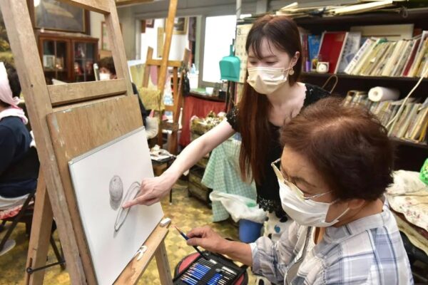 【イチ押しニュース】越知町の元銭湯でデッサン教室が人気！思い思いのアートを楽しんでいます