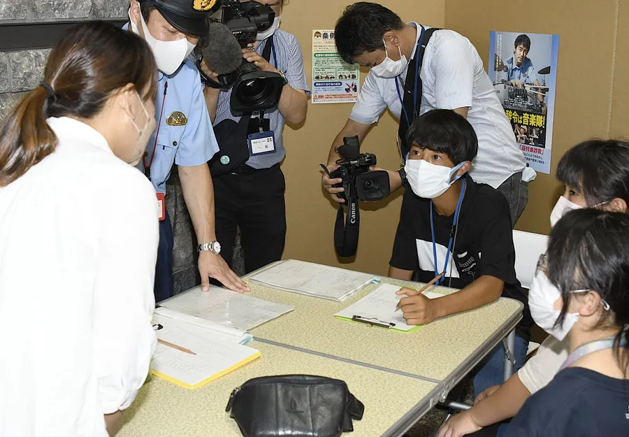 小中学生6人が警察官の仕事を体験しました！｜週刊高知の子どもニュース（2022年8月20～26日）