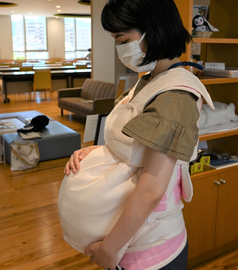妊婦スーツも体験できます。おなかの中には赤ちゃんが入っています