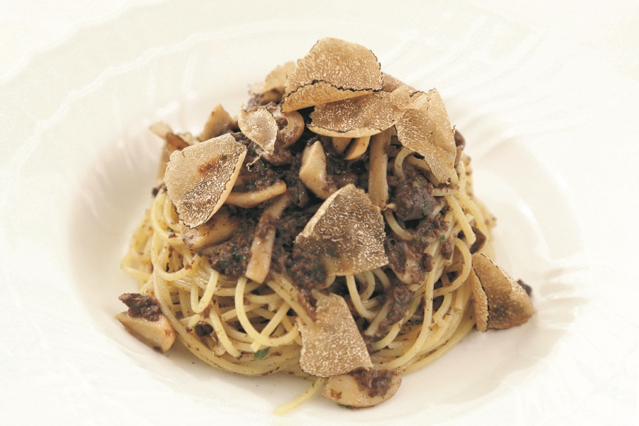 【イタリア料理アルポルト】ブラウンマッシュルームのラグーソースサマートリュフ添えスパゲッティ（1 皿 2200 円）各日 40 食限り