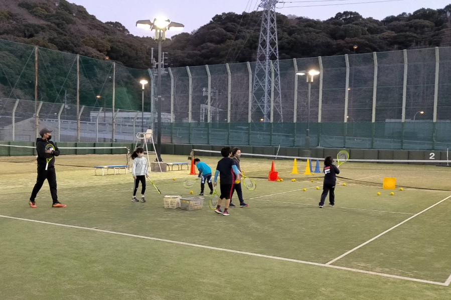 高知市東部総合運動場で「小学生テニス教室」｜初心者でも大丈夫！硬式テニスの基本を学ぼう！