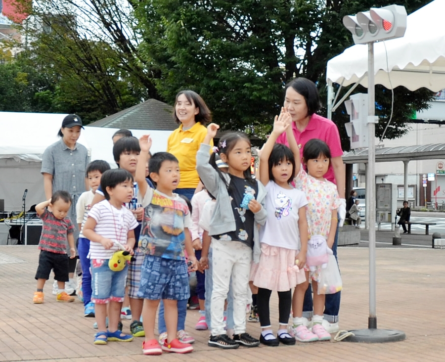 【2022年】高知市中央公園で「第30回交通安全ひろば」｜クイズやゲームで交通ルールを学ぼう！パトカー、白バイなど乗車体験もあります