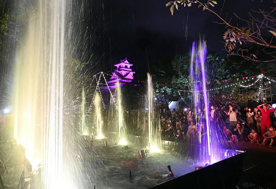 水と光がコラボした噴水ショー。来場者がうっとり眺めた（高知城）