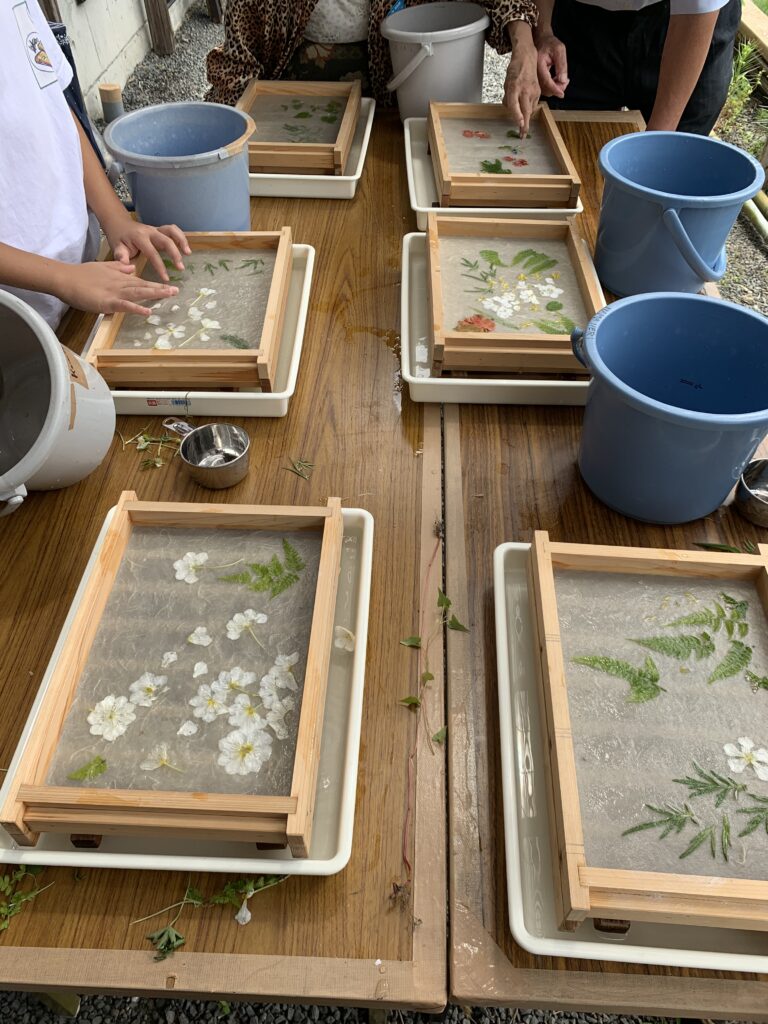 季節の草花を使った和紙すき込み体験