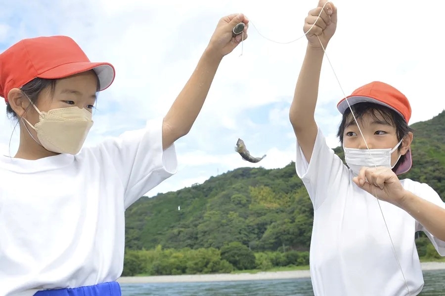 仁淀川でゴリ釣りを楽しみました！｜週刊高知の子どもニュース（2022年9月10日～16日）