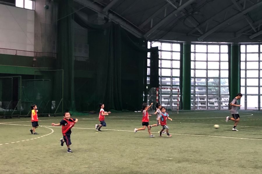 高知市総合運動場で「キッズサッカー体験教室」｜ボール遊びやドリブル、ゲームに挑戦！