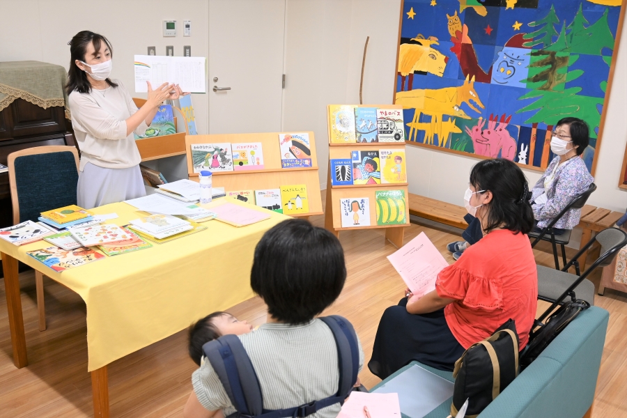 高知こどもの図書館では子どもの本専門の図書館ならではの子育て支援に取り組んでいます。「おとなのためのくすくすひろば」では花房果子さんが絵本を紹介しました