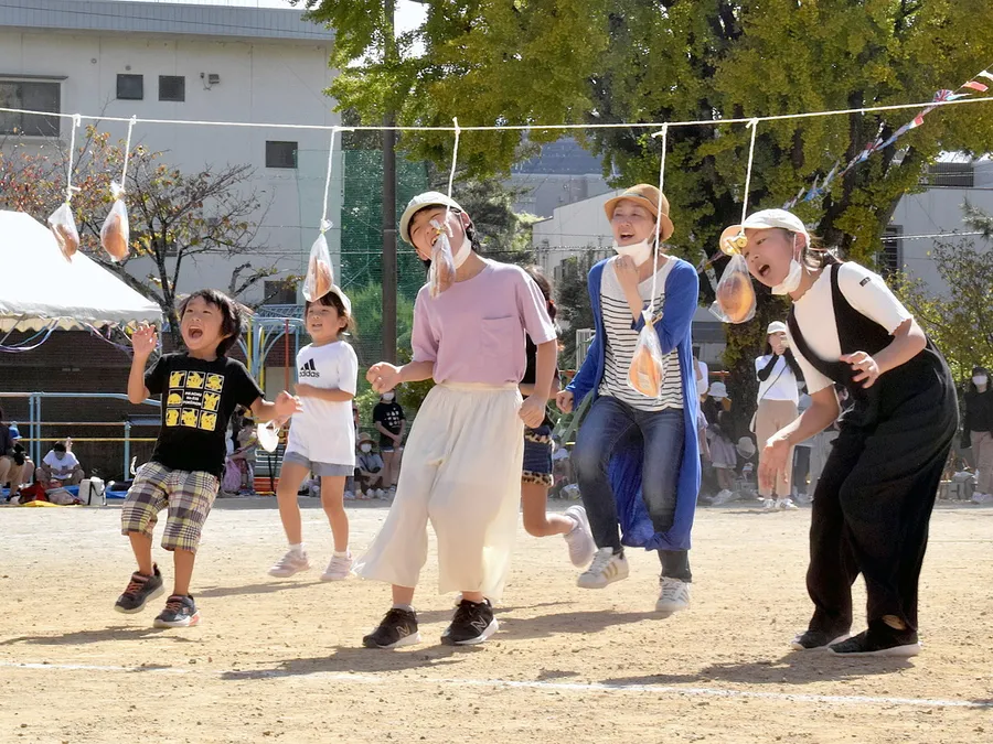 パン食い競走に挑戦する子どもたち（高知市の第六小学校）