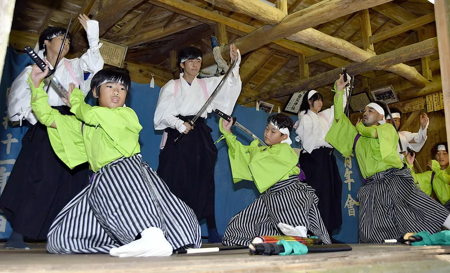 伝統の尾崎太刀踊りを奉納する子どもら（室戸市佐喜浜町の白髭神社）