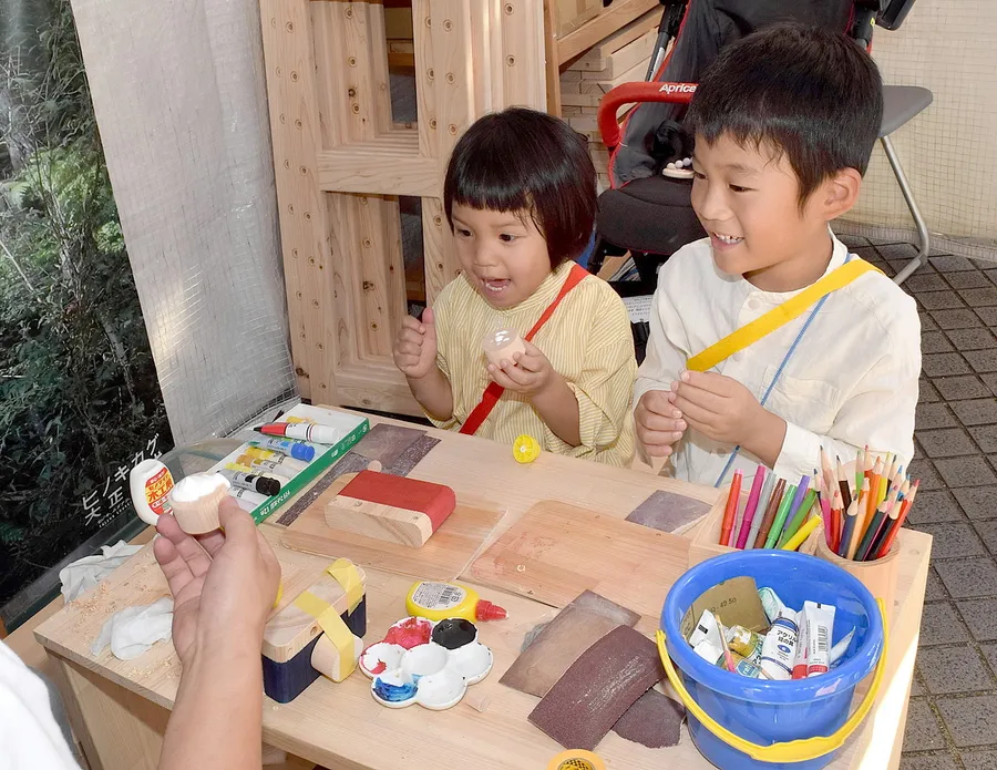 県産ヒノキを使った工作を楽しむ子どもたち（高知市帯屋町１丁目の中央公園）