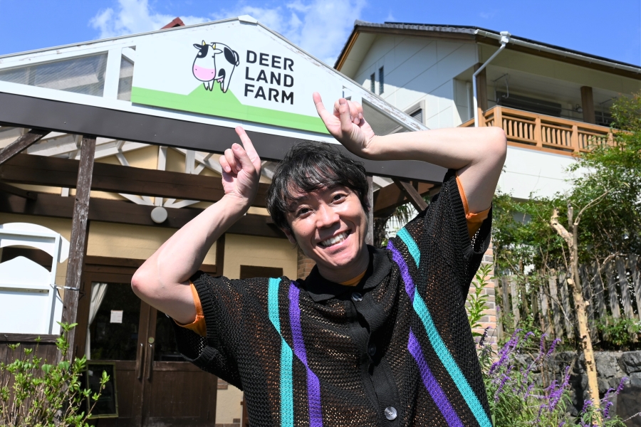 高知市円行寺の「ディアランドファーム・岡崎牧場」に登場！牛さんのポーズで笑顔です！
