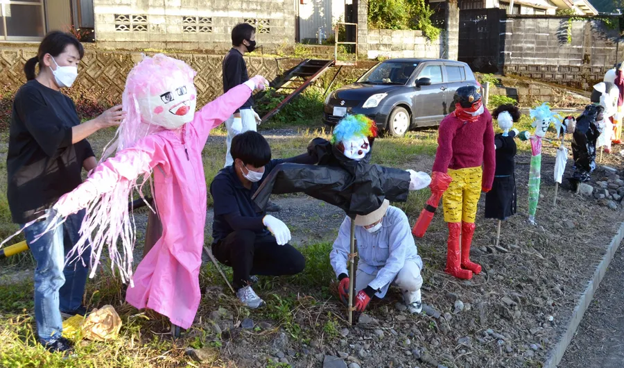 沿線に並ぶ窪川小児童のかかし（四万十町榊山町）