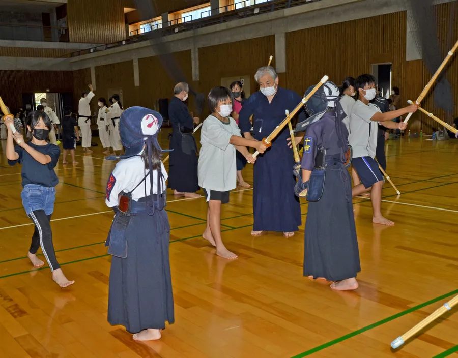 武道体験会で剣道の面打ちを習う子どもたち（南国市立スポーツセンター）
