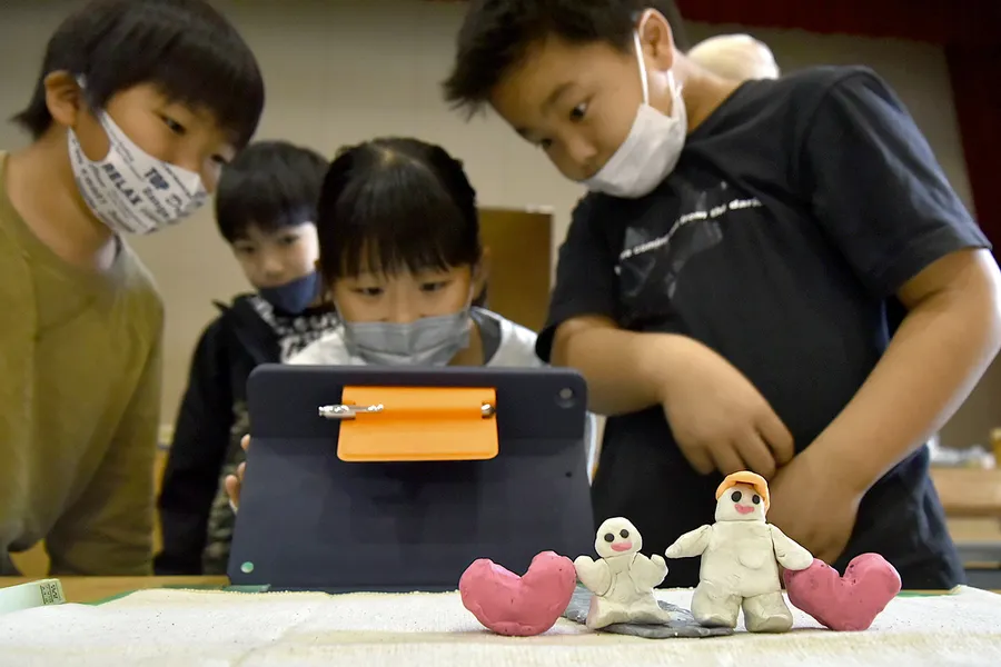 粘土を使ったアニメ制作に児童たちが取り組んだ授業（越知町越知甲の越知小学校）