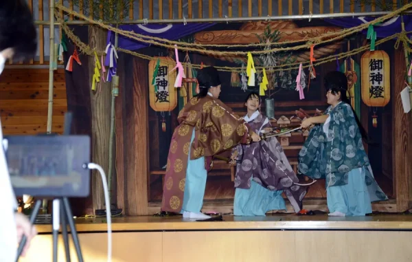 東津野中生が津野山古式神楽の舞をネット生配信したよ！｜週刊高知の子どもニュース（2022年11月12～18日）