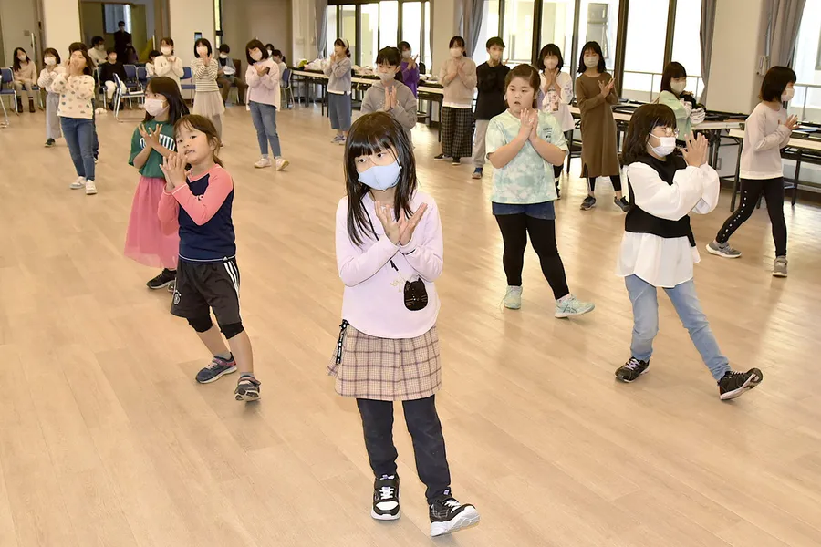 ミュージカル本番に向け練習する子どもたち（佐川町総合文化センター）