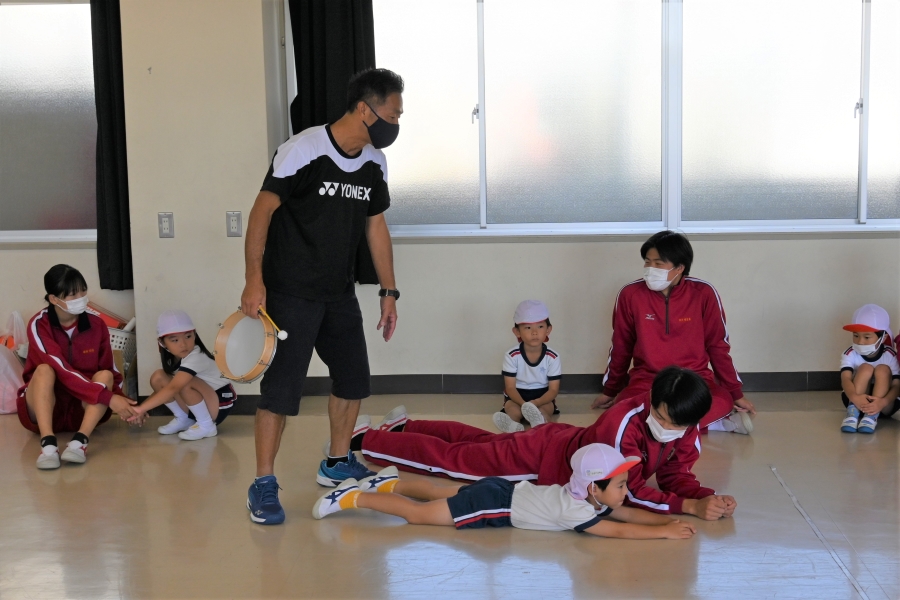 高知県内外で幼児体育に取り組んできた宮本忠男さん。高知市の春野高校では、高校生と園児が交流する授業を続けています