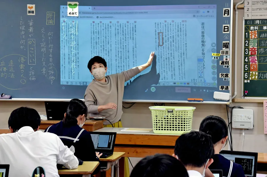 デジタル教科書を活用した国語の授業（写真はいずれも高知市江陽町の城東中）