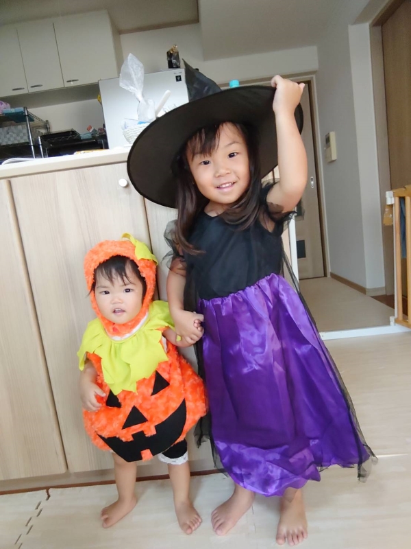 姉妹で魔女と、かぼちゃ。やっと立てるようになった妹とコスプレチャレンジ♡